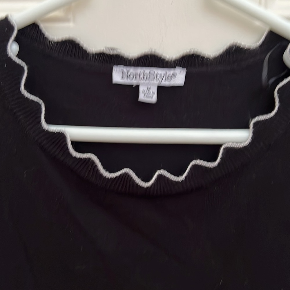 Northstyle women’s Black Short-Sleeve Scalloped Sweater. Size Medium - Picture 2 of 5